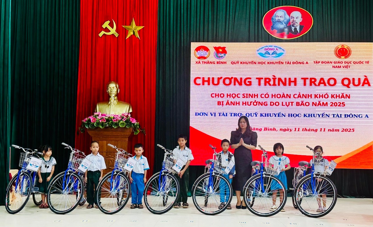 តំណាងមូលនិធិអាហារូបករណ៍ Dong A ប្រគល់កង់ដល់សិស្សានុសិស្សក្នុងស្ថានភាពលំបាក។ រូបថត៖ XUAN HIEU