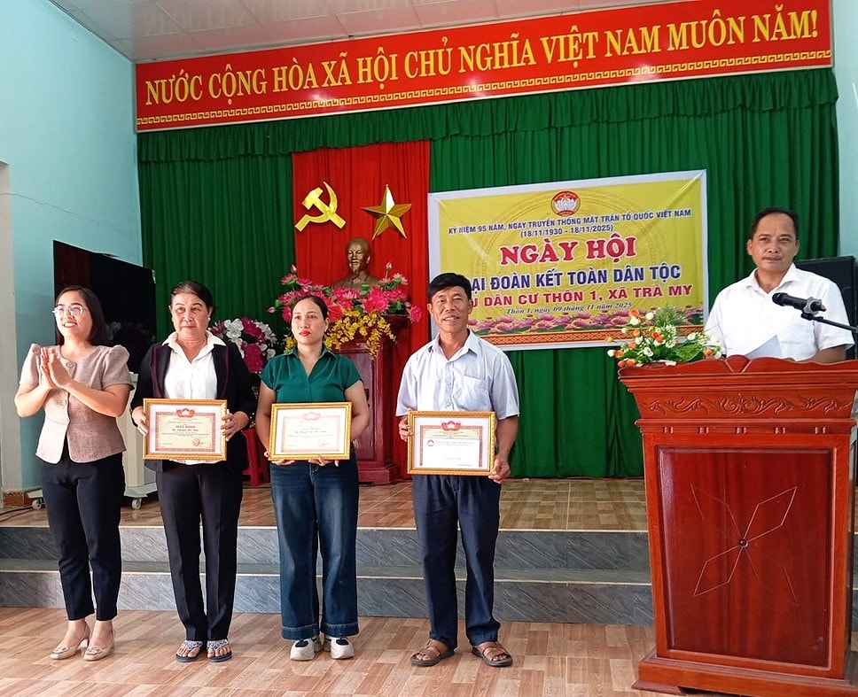 ເຂດບ້ານ 1, ຕາແສງ ເຈືອງແມ້ງ, ພຽງແຕ່ຈັດຕັ້ງພິທີສະເຫຼີມສະຫຼອງ ແລະ ມອບລາງວັນໃຫ້ບັນດາຄອບຄົວດີເດັ່ນ, ບໍ່ແມ່ນງານບຸນຄືທຸກປີ. ພາບ: ວັນບິງ