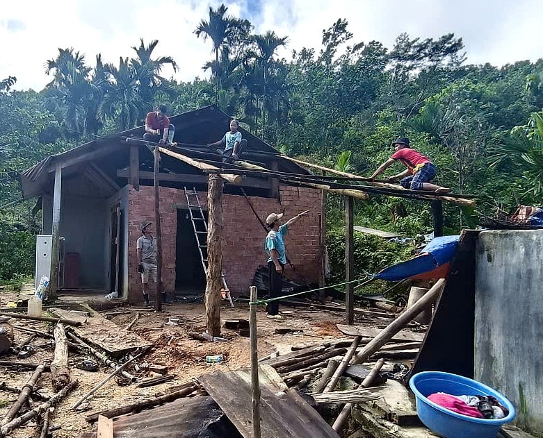 ປະຊາຊົນບ້ານ ຕາດເຍືອງ 2 ໄດ້ຊ່ວຍກັນສ້ອມແປງ ແລະ ມຸງຫຼັງຄາເຮືອນທີ່ເສຍຫາຍຈາກລົມພະຍຸເລກ 13 ເນື່ອງໃນໂອກາດວັນມະຫາສາມັກຄີທົ່ວປວງຊົນທັງຊາດປີນີ້. ພາບ: ວັນບິງ.