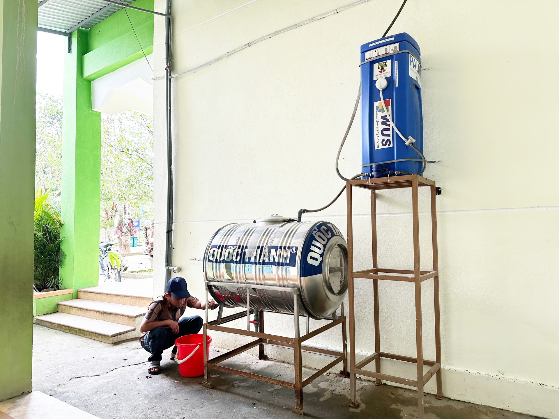 Et rent vannsystem støttet av frivillige organisasjoner i Tra Tan kommune