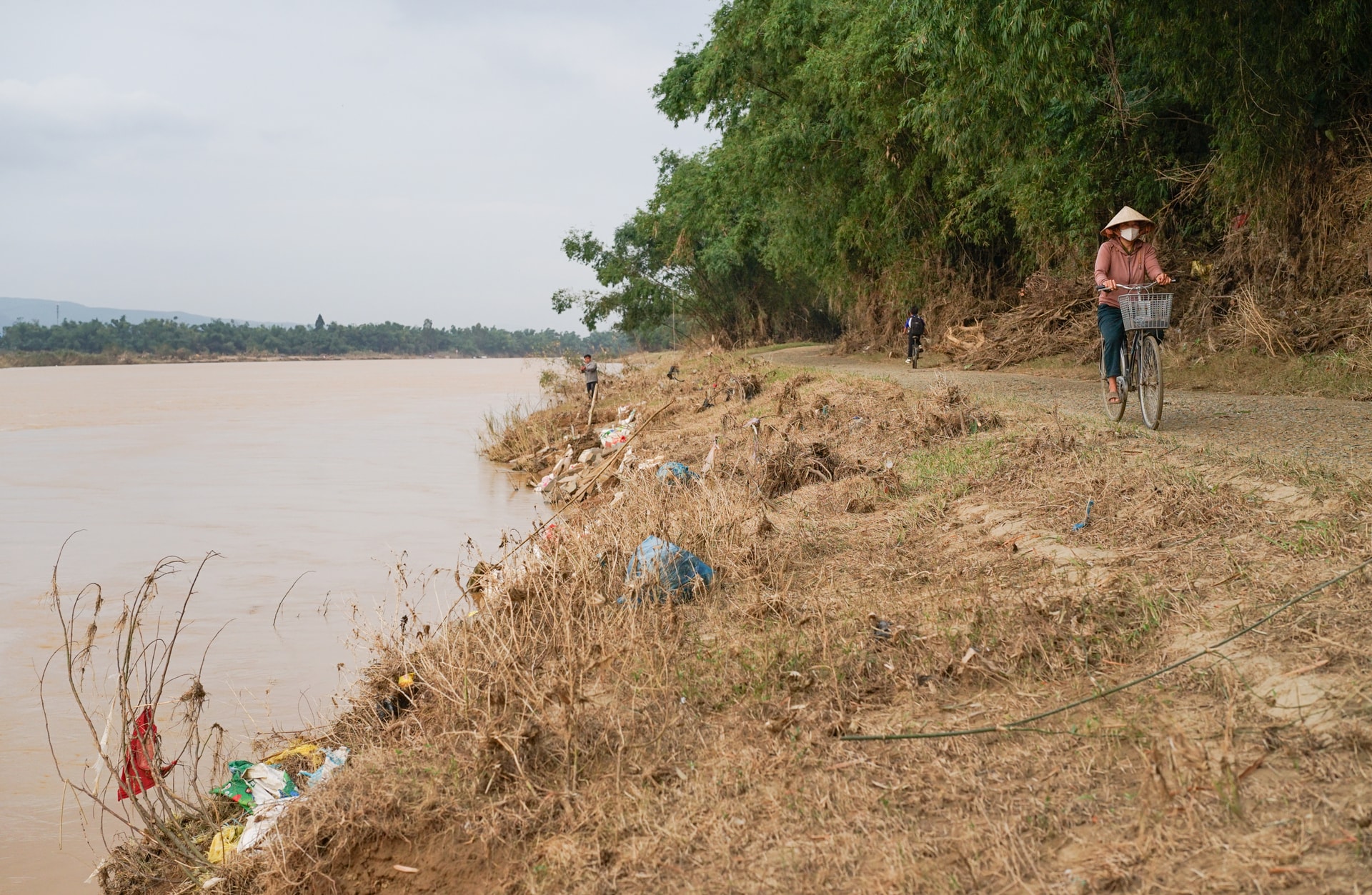 ការរអិលបាក់ដីគំរាមកំហែងផ្លូវ DX3 - ផ្លូវតែមួយគត់ឆ្ពោះទៅភូមិ My Phiem (ភូមិឃួងខ្ញុំ) ។ រូបថត៖ XUAN SON