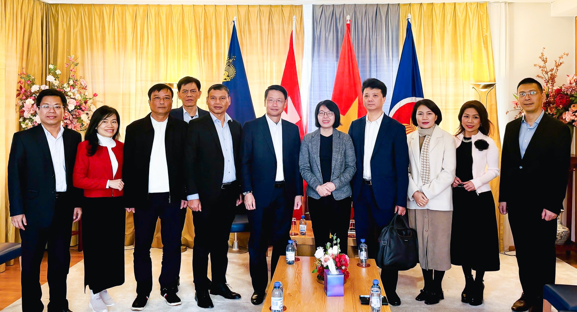 Ngo Xuan Thang, adjunct-secretaris van het stadspartijcomité (rechts), overhandigt een souvenir aan mevrouw Chu Thu Hang. Foto: PV