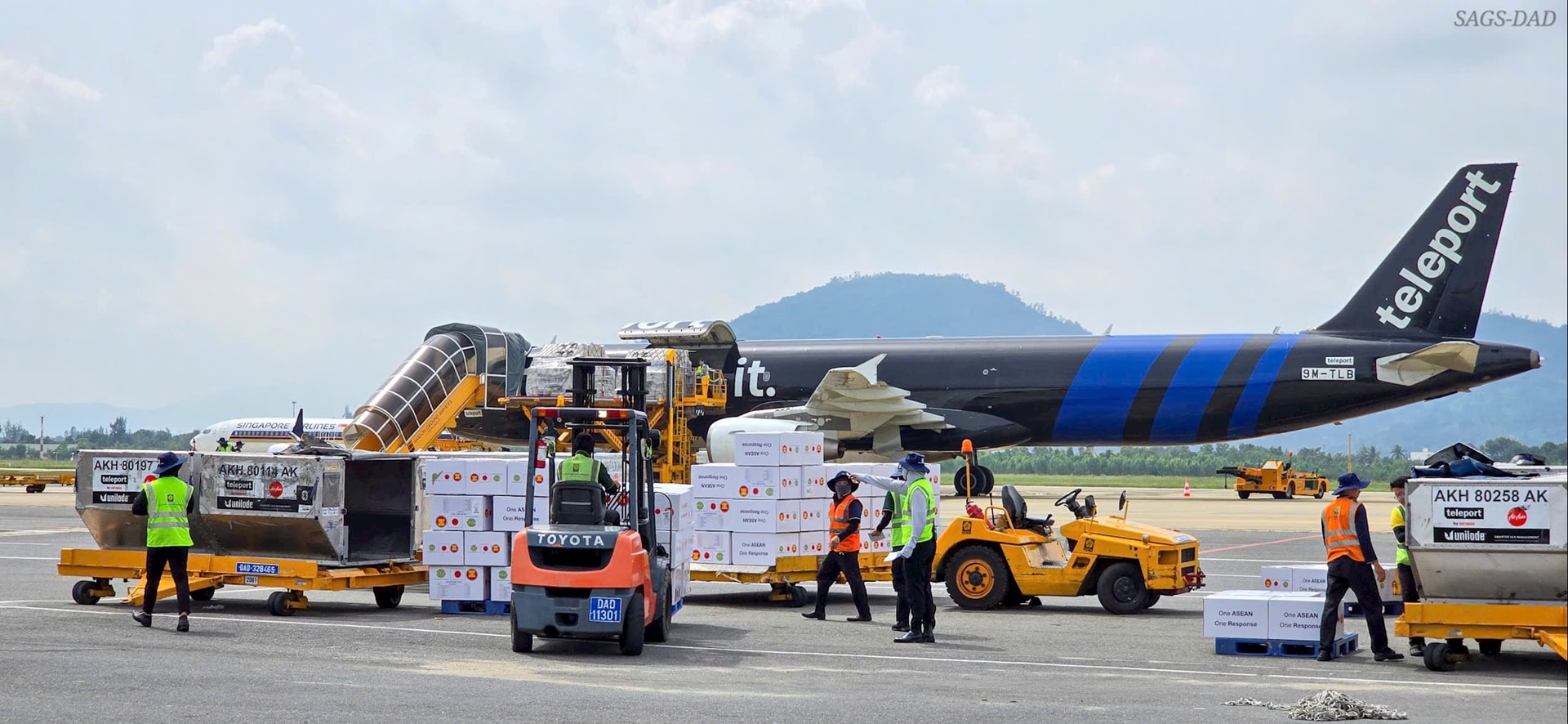 Hjälpmedel från AHA-centret lossas från planet till Da Nangs internationella flygplats. Foto: NAM TRAN