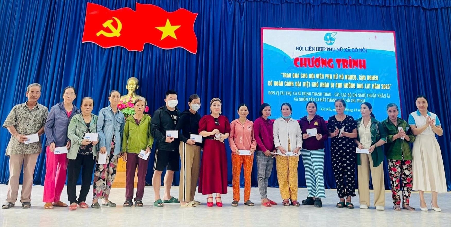 Representanter för Vietnams kvinnoförbund i Go Noi-kommunen och välgörare överlämnade gåvor till familjer som drabbats av stora förluster på grund av översvämningarna. Foto: THANH HIEU