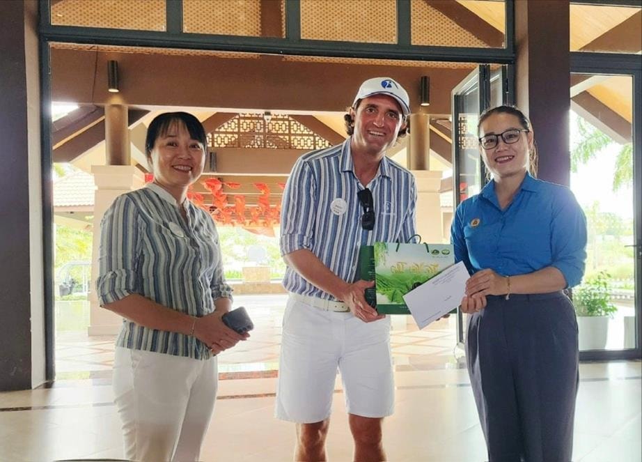 Bà Trần Thị Diệu Phúc (bên phải) trao quà hỗ trợ Khu nghỉ dưỡng Robinson Nam Hội An. Ảnh VIẾT TRỌNG