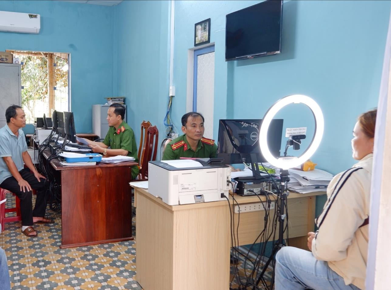 Công an xã Phú Ninh đã thực hiện hơn 2.600 hồ sơ định danh điện tử mức 2 cho công dân ở địa phương. Ảnh: HOÀNG ĐẠO
