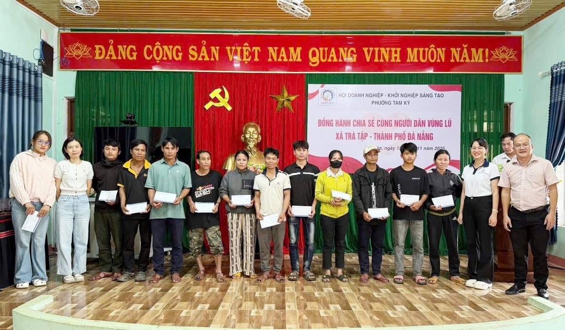 Representanten för kreativa nystartade företag i Phuong Tam Ky överlämnade stödgåvor till Xa Tra Taps tre barn (1).jpg