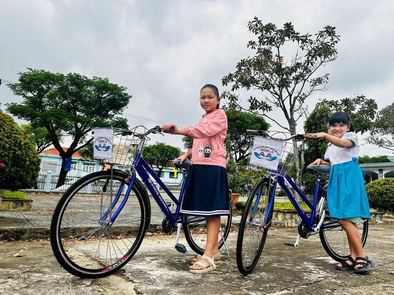 Att få nya cyklar kommer att hjälpa eleverna att ta sig till skolan smidigare och fortsätta att utvecklas på utbildningsvägen. Foto: XUAN HIEU