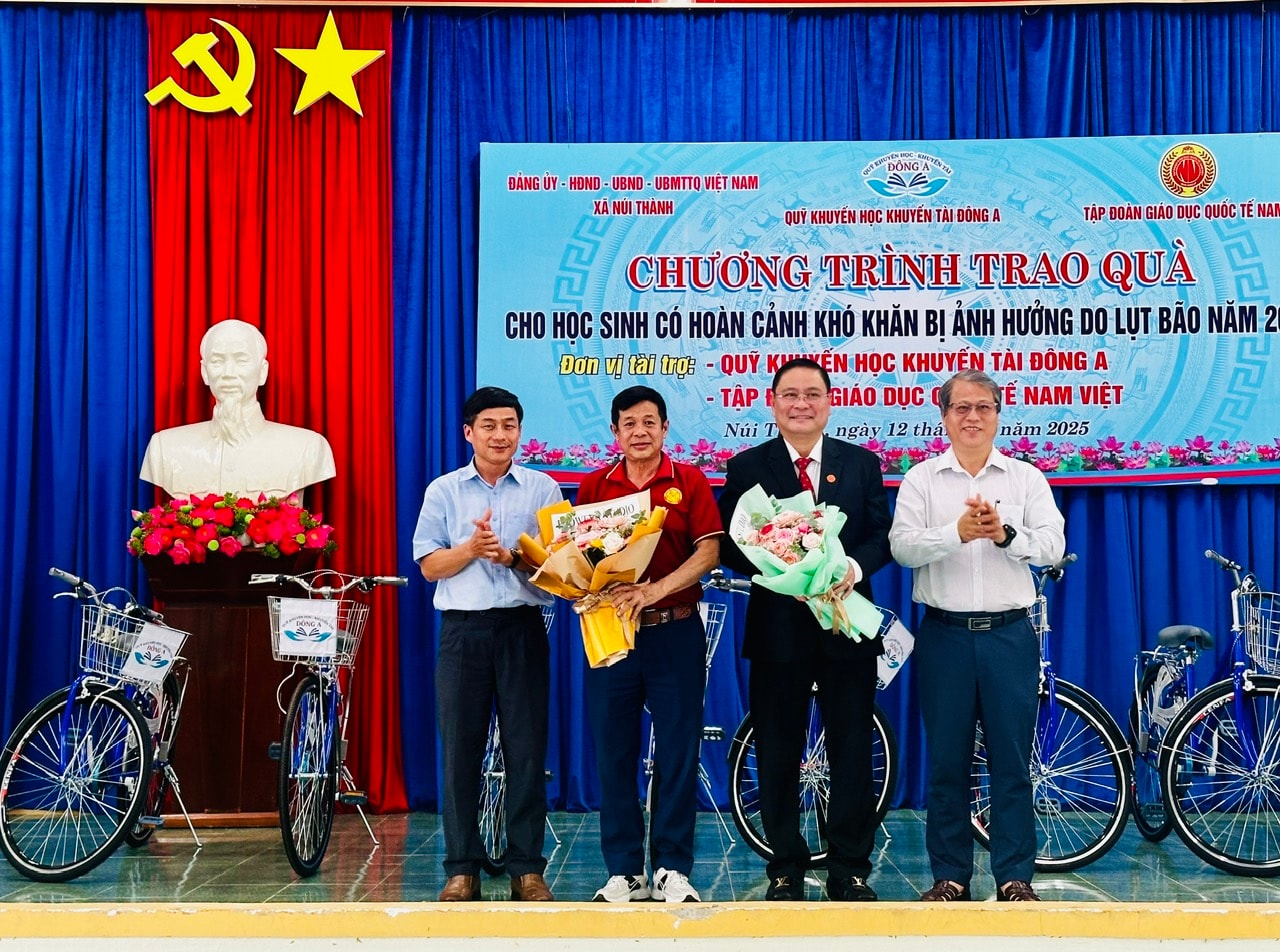 Ledare för Nui Thanh-kommunen i Da Nang överlämnade blommor för att tacka Nam Viet International Education Group, Ho Chi Minh-staden och Dong A Scholarship Fund för stödet. Foto: XUAN HIEU