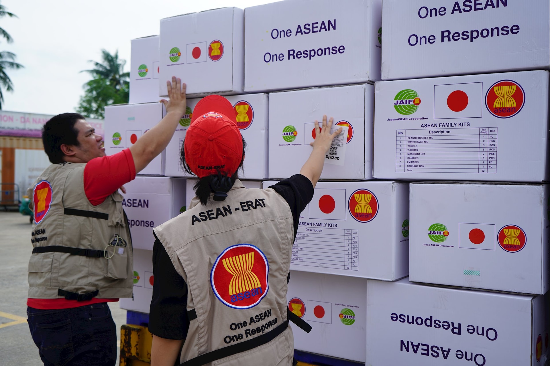 Fraktplan anländer till Da Nang International Airport (16)