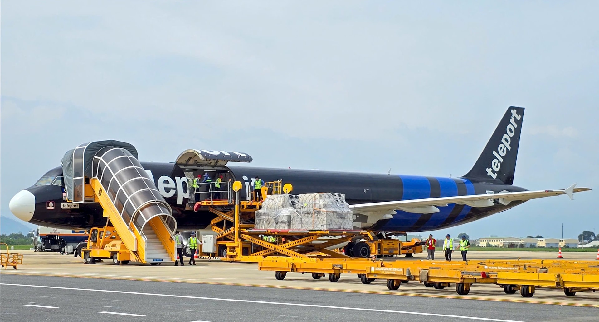 Fraktplan anländer till Da Nang International Airport (6)