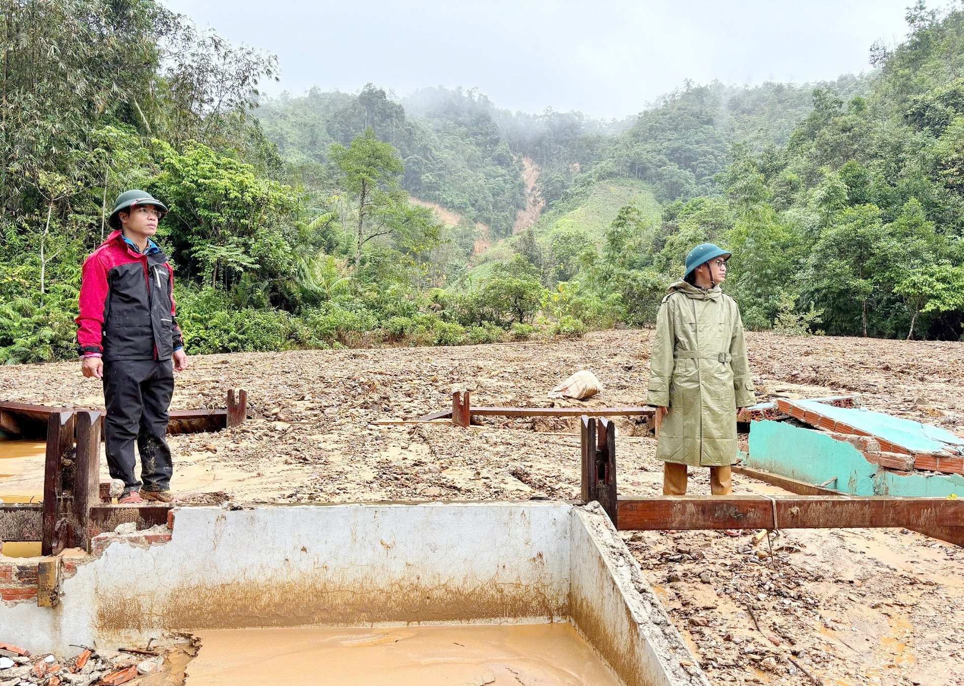 Một căn nhà ở thôn Atếêp, xã A Vương bị đất núi vùi lấp vào ngày 28_10