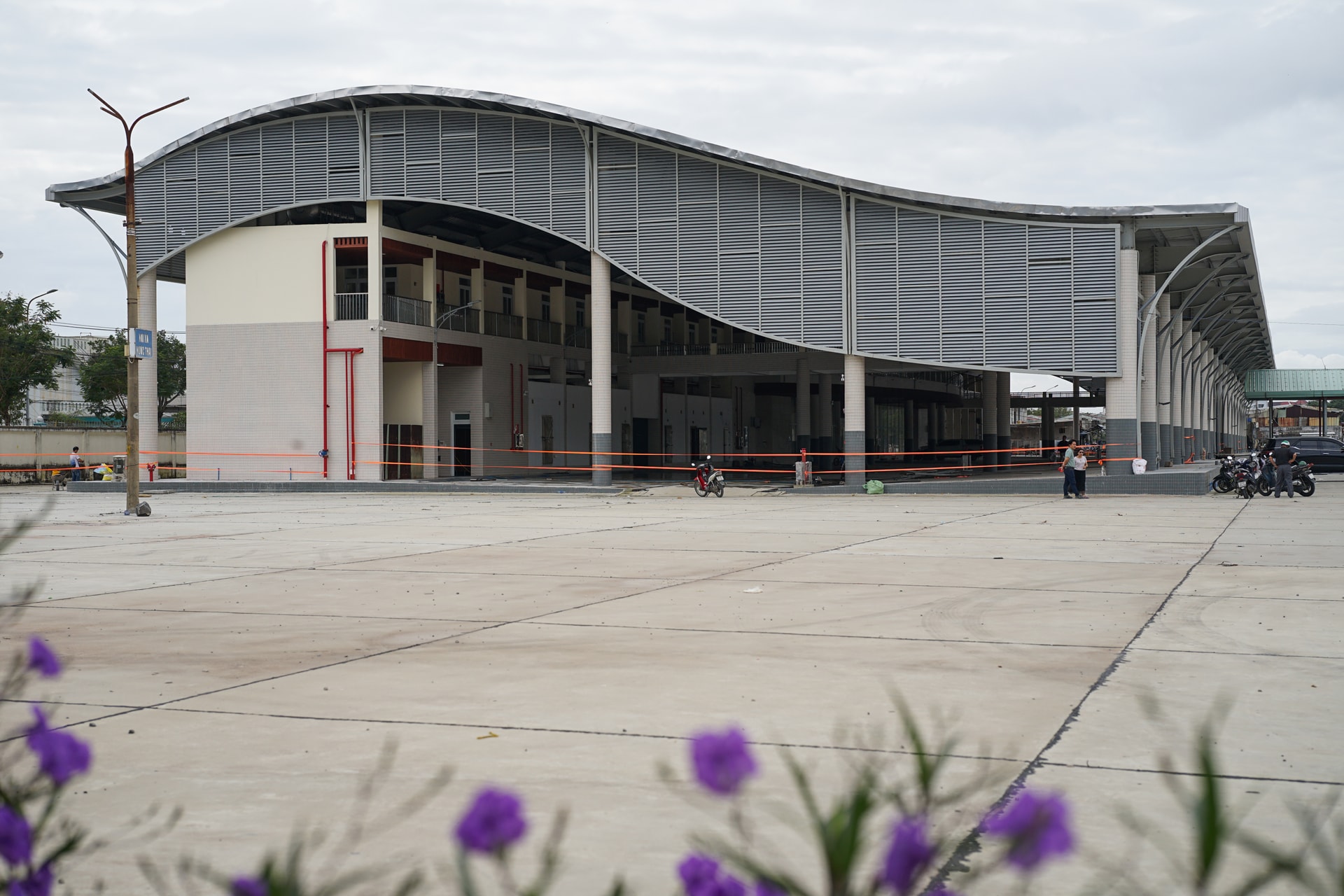 ໂຄງ​ການ​ສ້ອມ​ແປງ​ເຂດ​ການ​ຄ້າ​ອາ​ຫານ​ທະ​ເລ​ຄື: ລະ​ບົບ​ນ້ຳ​ປະ​ປາ ແລະ ລະ​ບົບ​ລະບາຍ​ນ້ຳ ແລະ ການ​ບຳ​ບັດ​ສິ່ງ​ເສດ​ເຫຼືອ; ການທາສີ, ການສ້ອມແປງ, ການກັນນ້ໍາ; ສ້ອມແປງພື້ນຕະຫຼາດ... ພາບ: XUAN SON