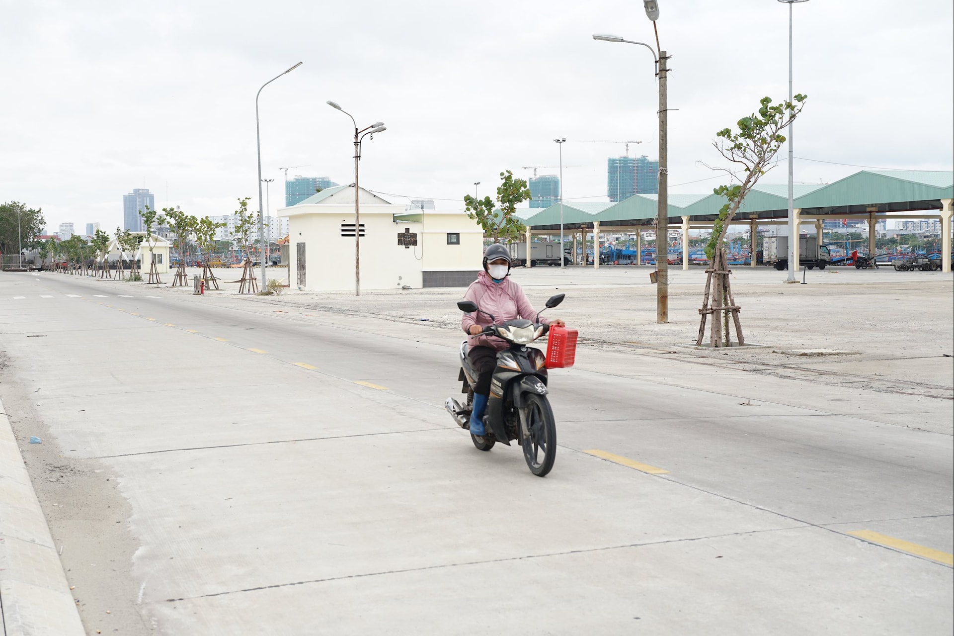 ໂຄງການສ້ອມແປງ ແລະ ຍົກລະດັບພື້ນຖານໂຄງລ່າງ: ຮົ້ວ, ປະຕູຮົ້ວ, ຫ້ອງນ້ຳສາທາລະນະ, ລະບົບລະບາຍນ້ຳ.