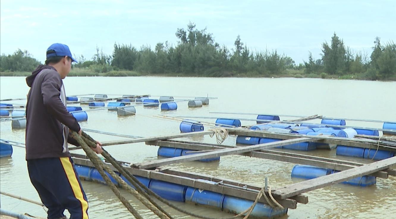 Nhiều bè nuôi thủy sản bị cuốn trôi và hư hỏng. Ảnh CHÂU THÀNH