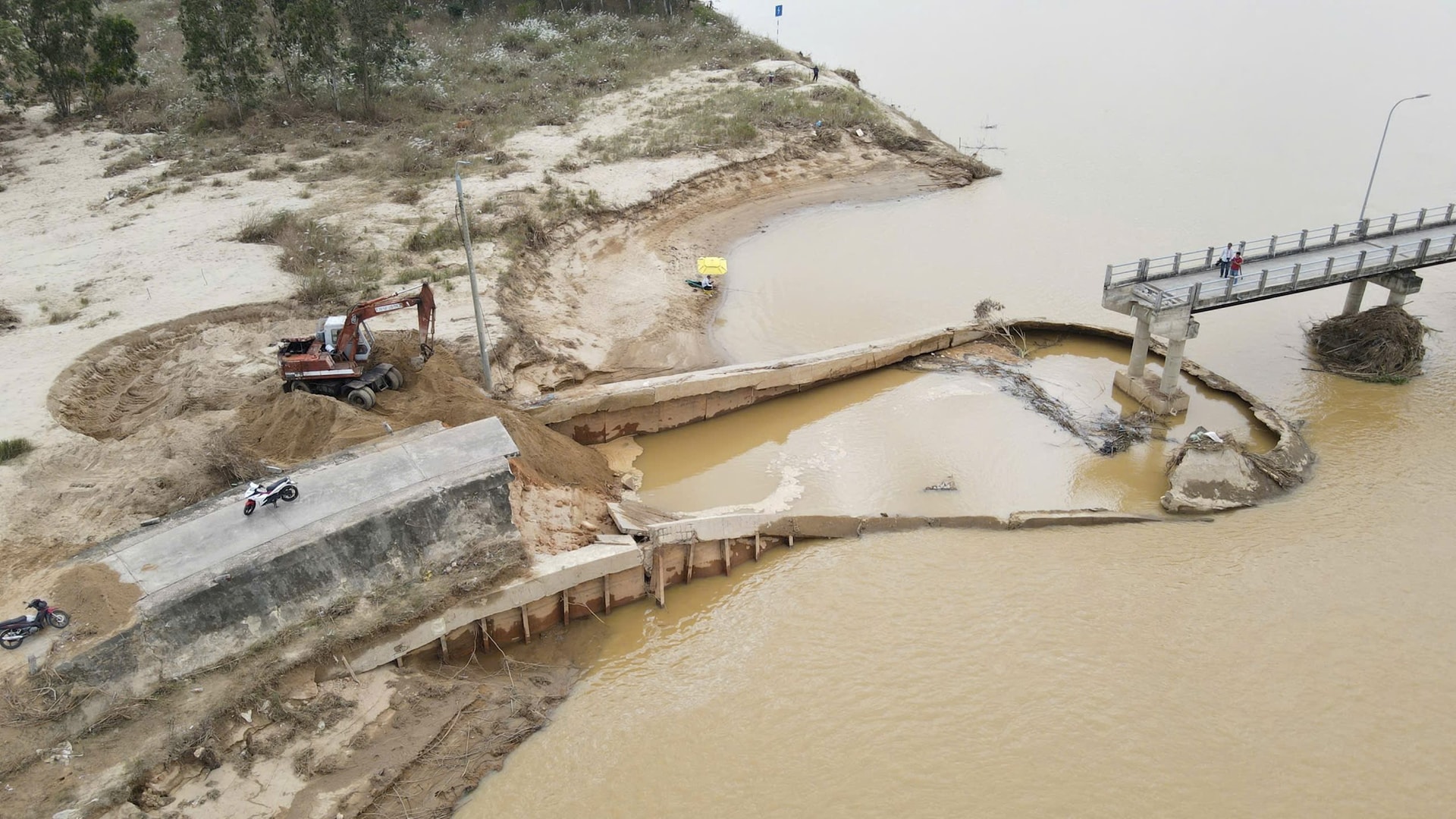 Mưa lũ gây sập mố cầu và đường dẫn cầu à Ngân. Ảnh CHÂU THÀNH