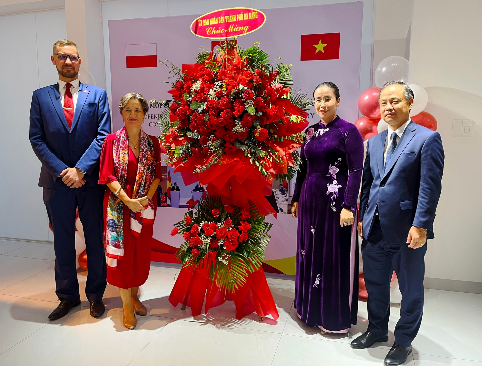 Phó Chủ tịch UBND thành phố Nguyễn Thị Anh Thi (thứ 2, từ phải sang) tặng hoa chúc mừng khai trương Văn phòng Lãnh sự danh dự Ba Lan tại Đà Nẵng. Ảnh: T.PHƯƠ