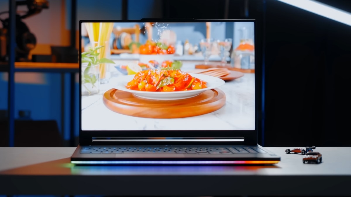 Đánh giá Lenovo Legion 9 18 với màn hình IPS bóng, dễ phản chiếu ánh sáng trong môi trường nhiều đèn.