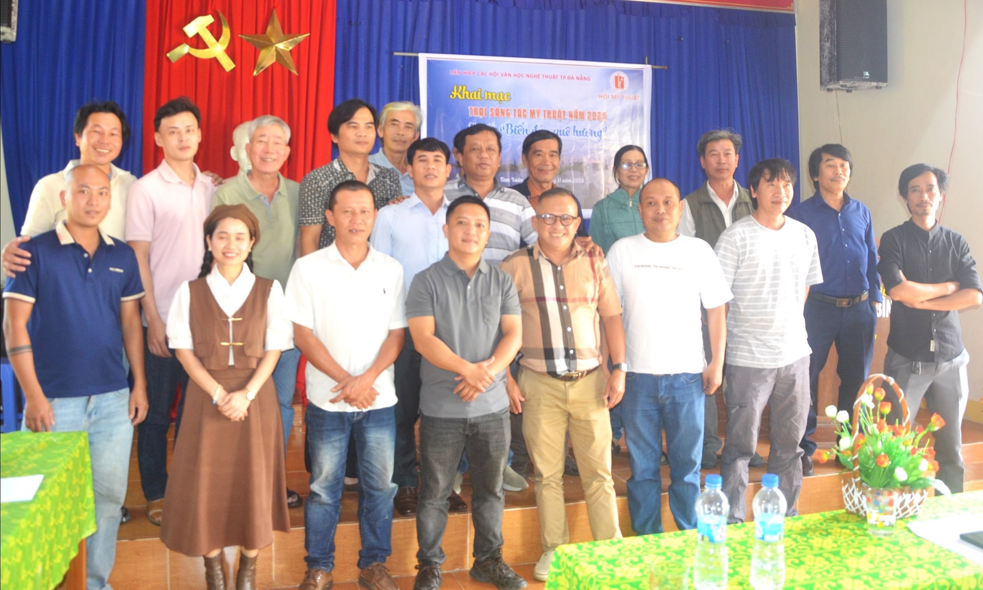 Các hội viên của Hội Mỹ thuật thành phố chụp hình lưu niệm tại lễ khai mạc. Ảnh: HƯƠNG GIANG