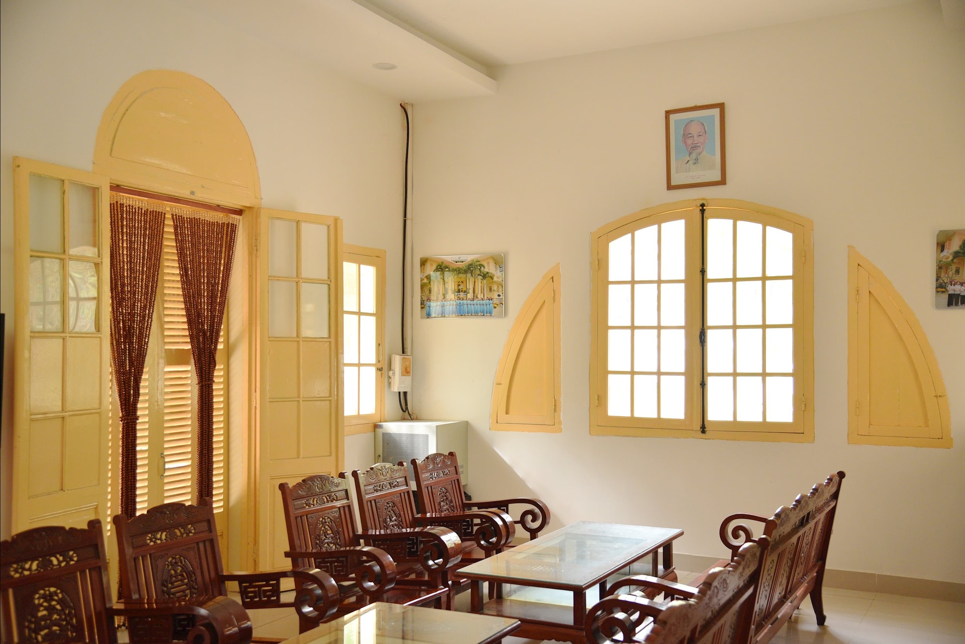 Denna byggnad var ursprungligen en villa som tillhörde en tjänsteman under den franska kolonialtiden, med unik arkitektur, en av få bevarade.