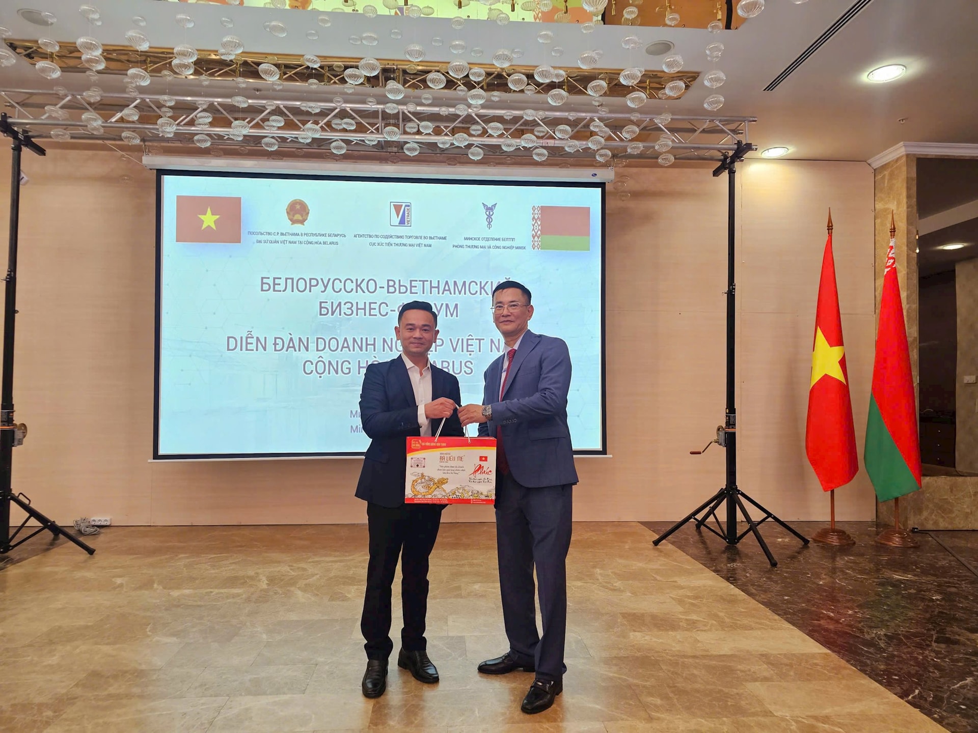 លោក Huynh Duc Sol ម្ចាស់រោងចក្រផលិតល្ង Ba Lieu Me (ឆ្វេង) ចូលរួមក្នុងព្រឹត្តិការណ៍ផ្សព្វផ្សាយពាណិជ្ជកម្មនៅប្រទេសបេឡារុស្ស។