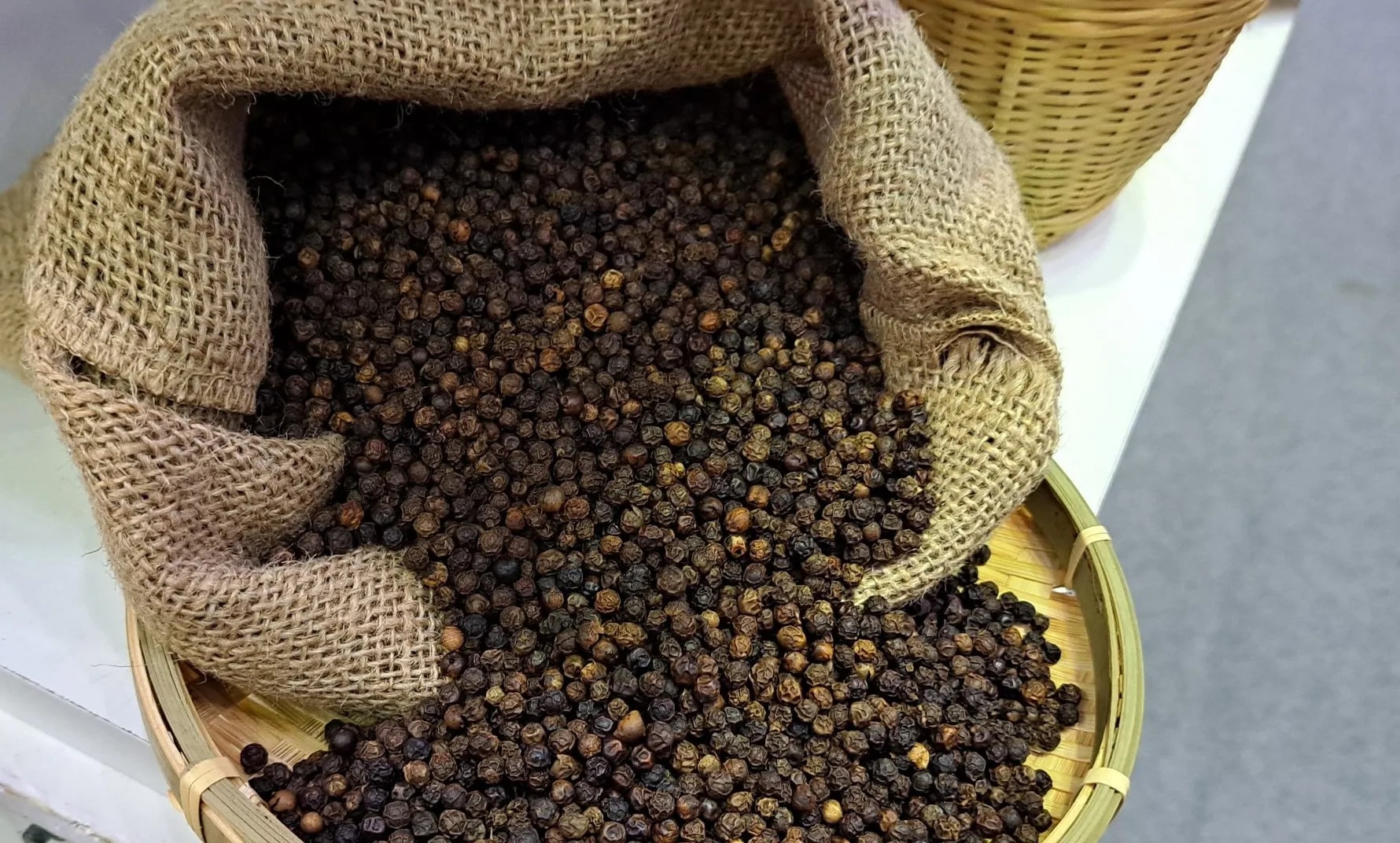 Giá tiêu hôm nay 14/11 giảm nhẹ 1000 đồng/kg, xuất khẩu bứt phá cuối năm