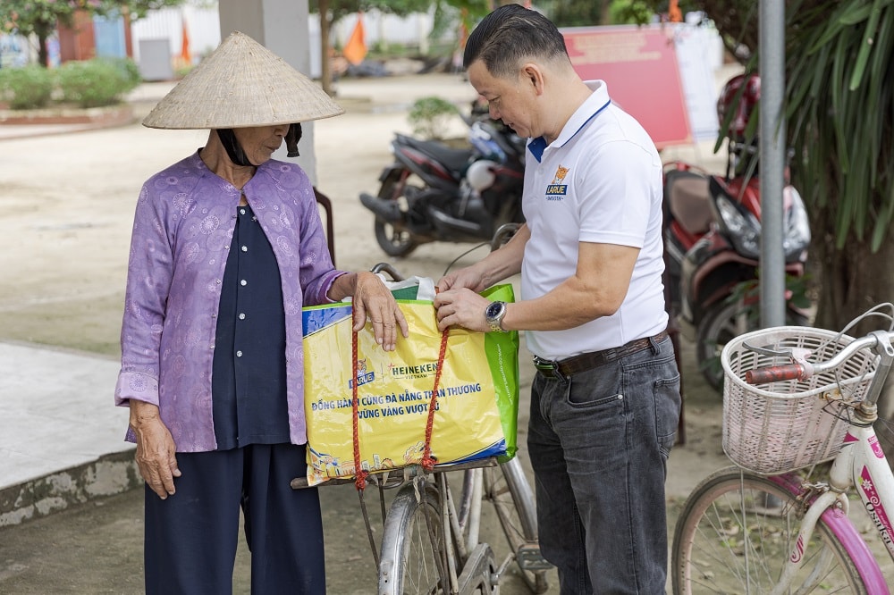 Đại diện Larue tận tay trao những phần quà thiết thực, hỗ trợ người dân Đà Nẵng sớm ổn định cuộc sống