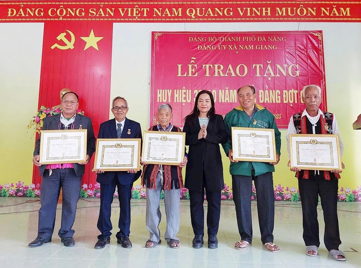 huy-hieu-dang-dot-toan-canh(1).jpg