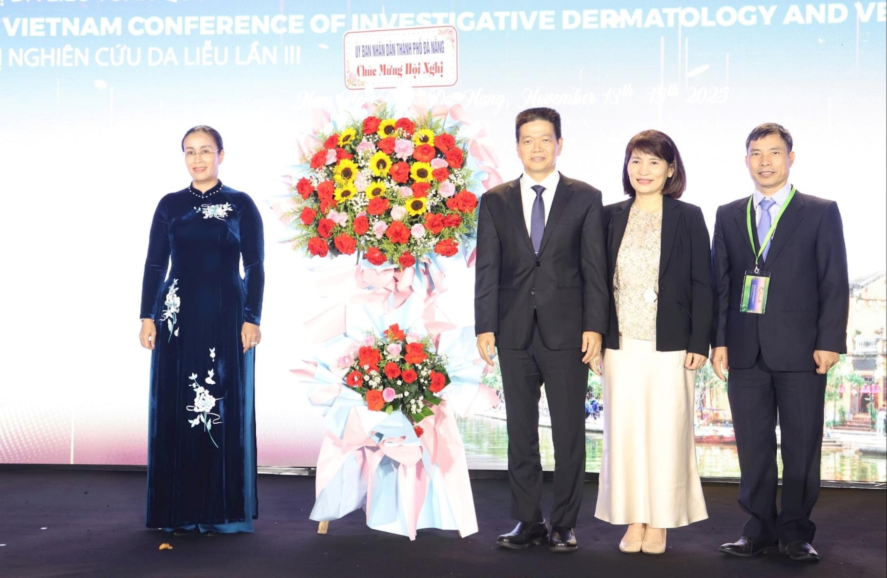 Phó Chủ tịch UBND thành phố Nguyễn Thị Anh Thi (bên trái) tặng hoa chúc mừng hội nghị. Ảnh: NGỌC HÀ