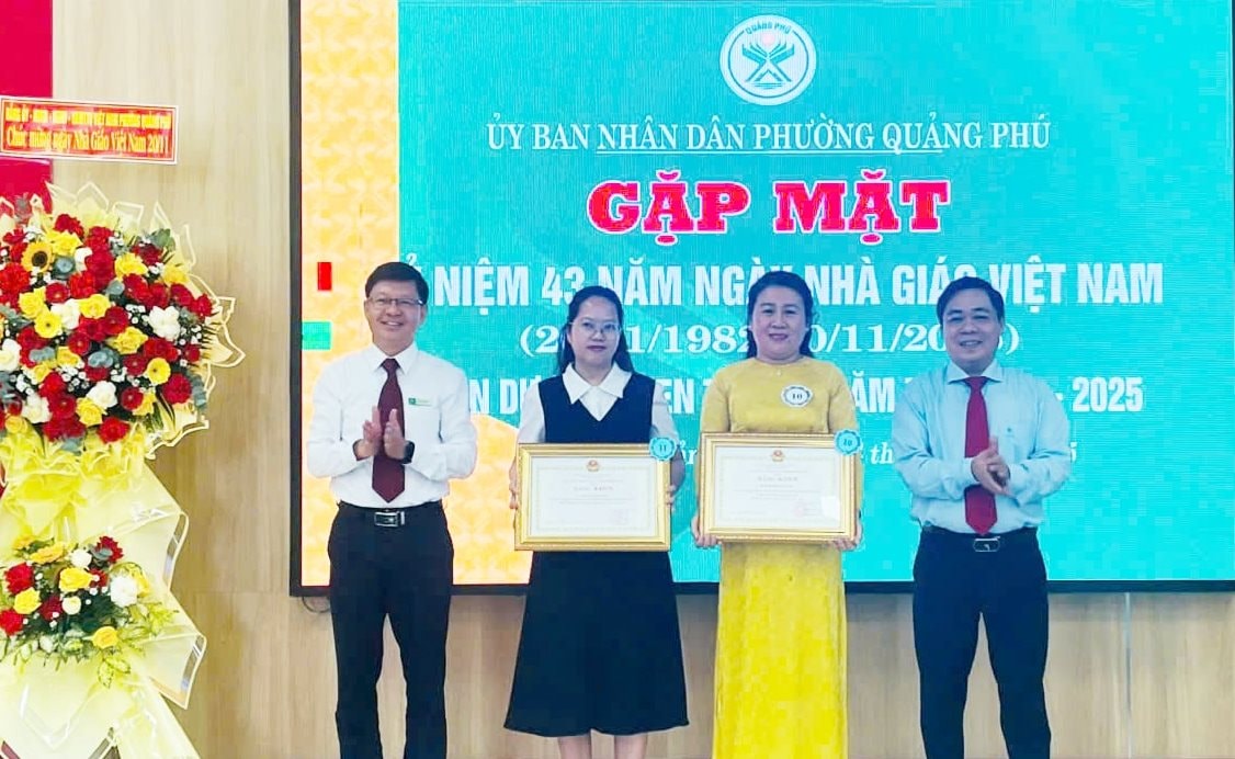 lanh-dao-phuong-quang-phu-dai-dien-trao-tang-bang-khen-cua-ubnd-thanh-pho-cho-2-giao-vien-co-thanh-tich-xuat-sac-cua-phuong (1)