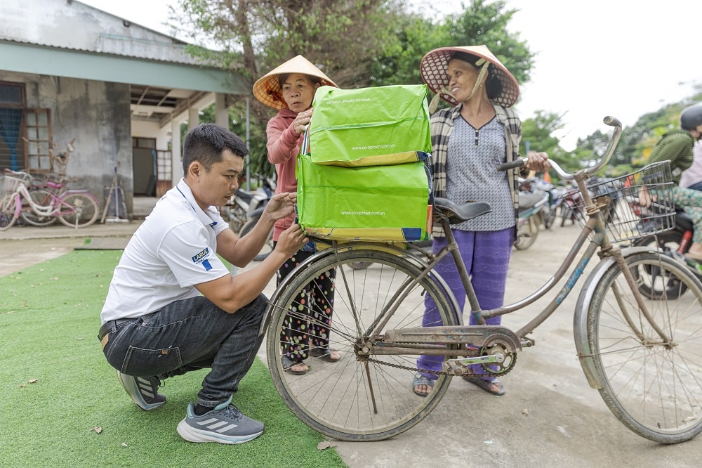 Larue hỗ trợ bà con sắp xếp và vận chuyển những phần quà về nhà một cách thuận tiện và an toàn hơn