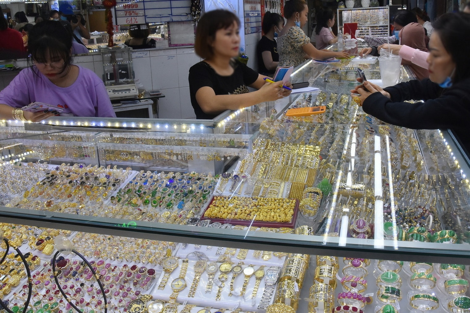 Giá vàng hôm nay 15/11: Bảng giá vàng SJC, vàng nhẫn và thế giới
