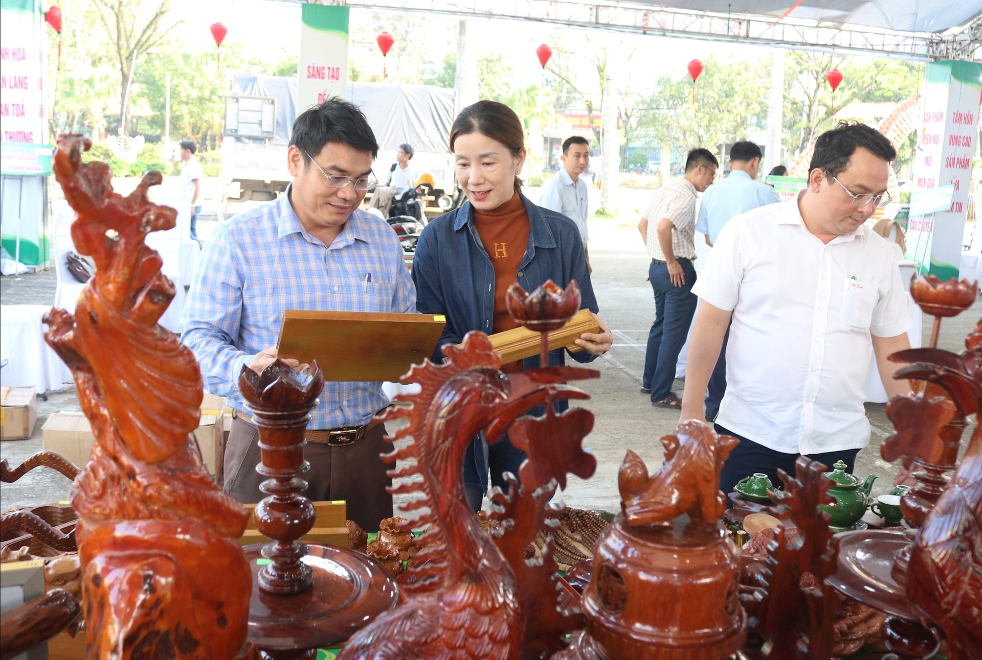 កម្មវិធីនេះមានការចូលរួមពីស្តង់ជាង 50 នៃអាជីវកម្មជាង 30 កន្លែងផលិត ភូមិសិប្បកម្ម និងសហករណ៍។ រូបថត៖ HOANG LIEN