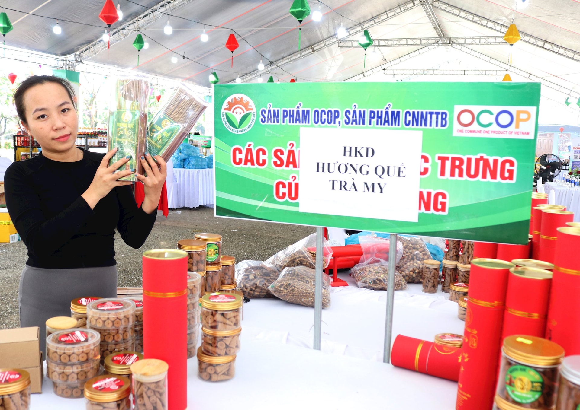 ផលិតផលឱសថពី cinnamon, យិនស៊ិន Ngoc Linh, ម្រេច Tien Phuoc... មានវត្តមាននៅក្នុងកម្មវិធី។ រូបថត៖ HOANG