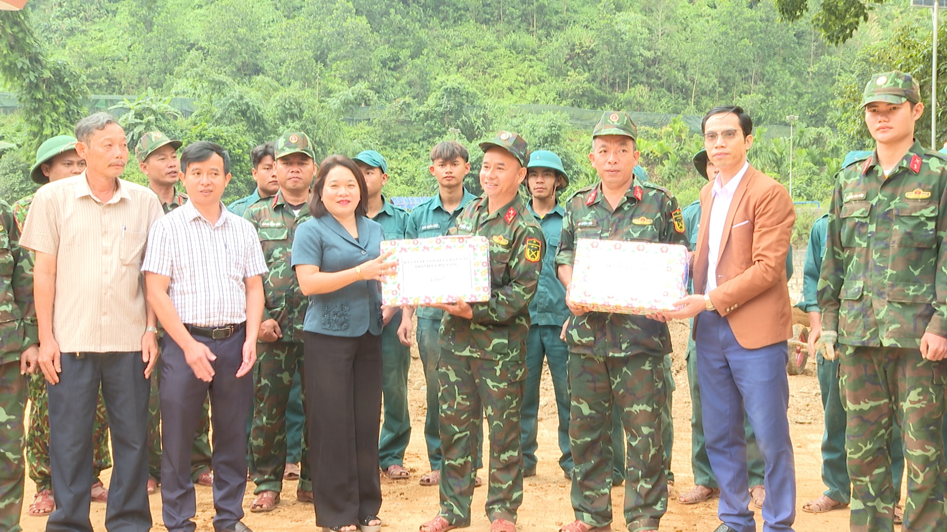 tặng quà bộ đội