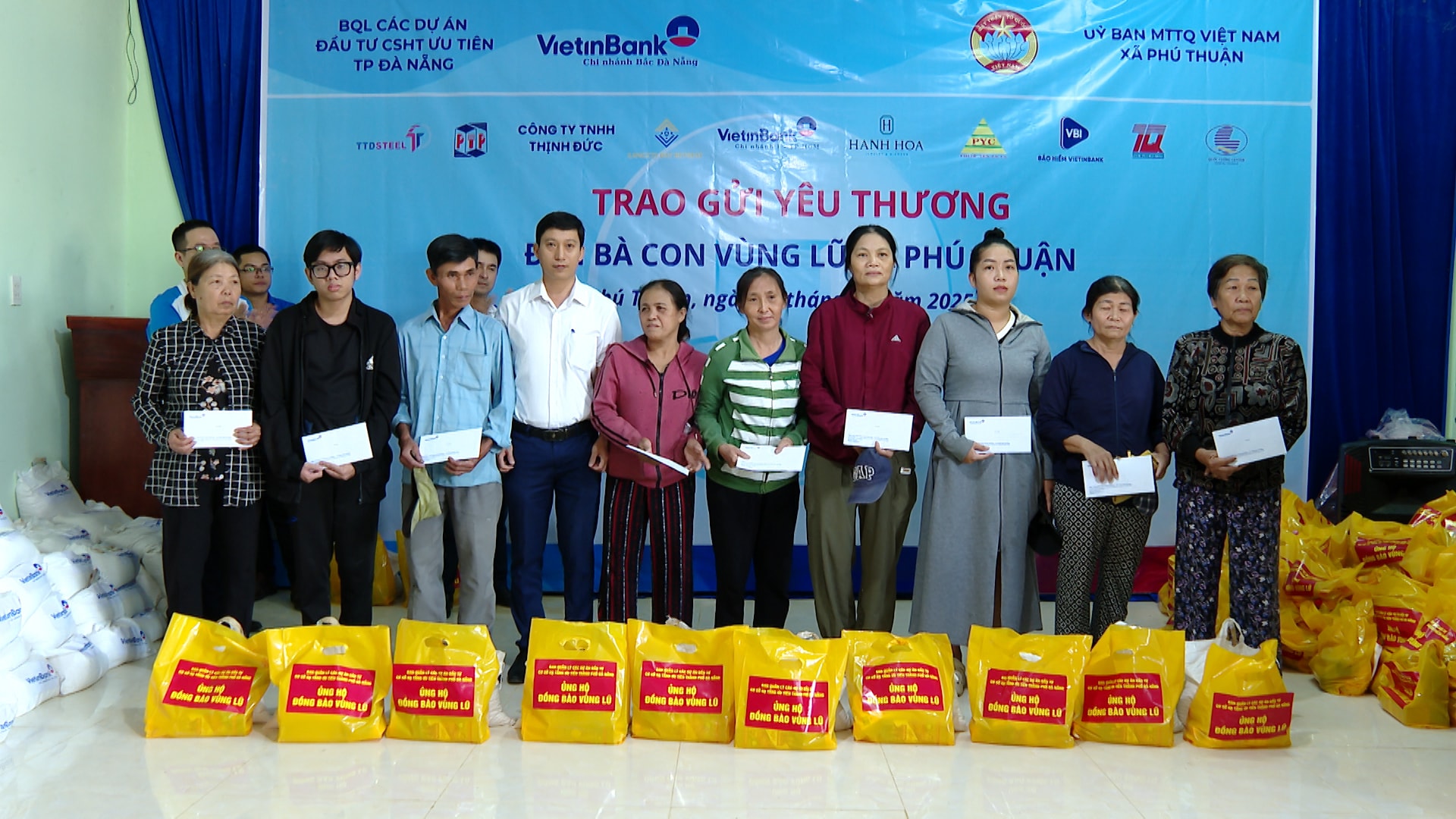 TRAO QUA CHO DAN PHU THUAN