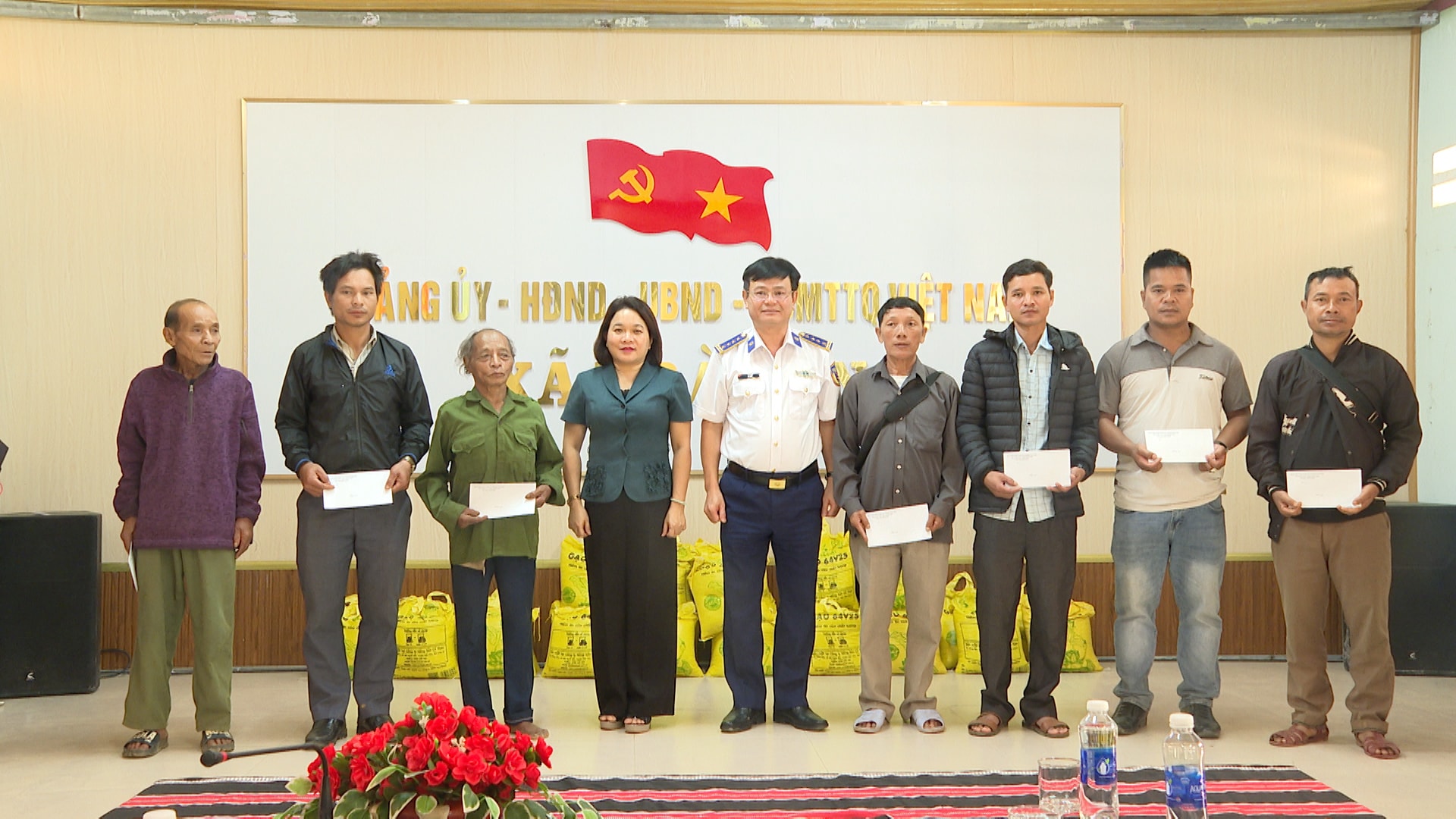 trao quà già làng