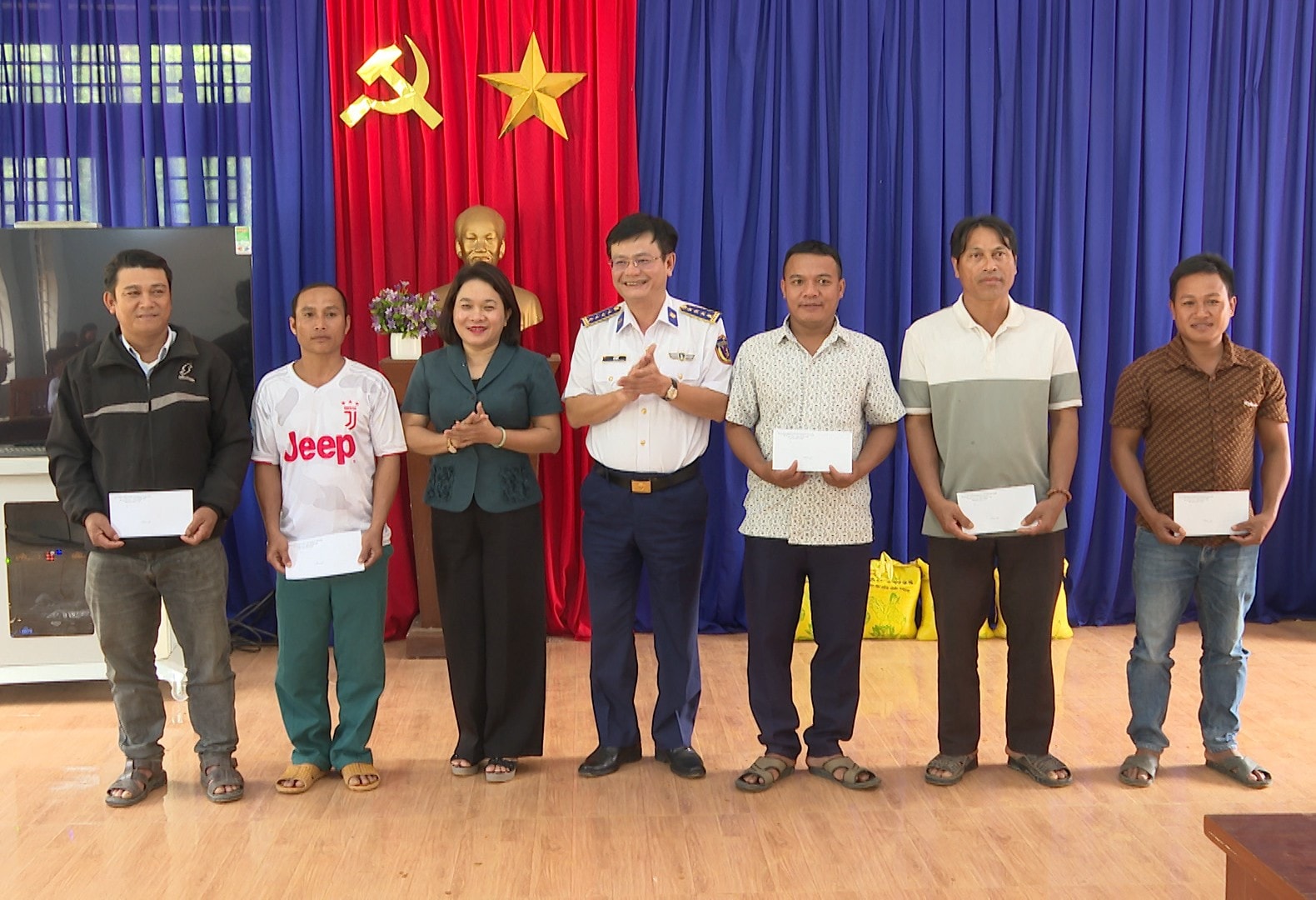 tặng quà xã trà tân 2