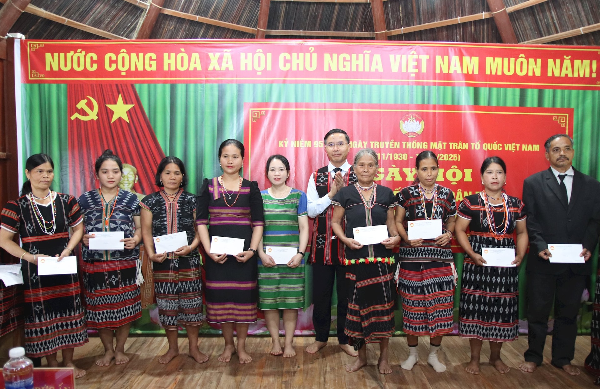 Председатель городского народного комитета Фам Дык Ан (пятый справа) вручает подарки от города бедным и неблагополучным семьям деревни. Фото: ЧОНГ ХЮЙ