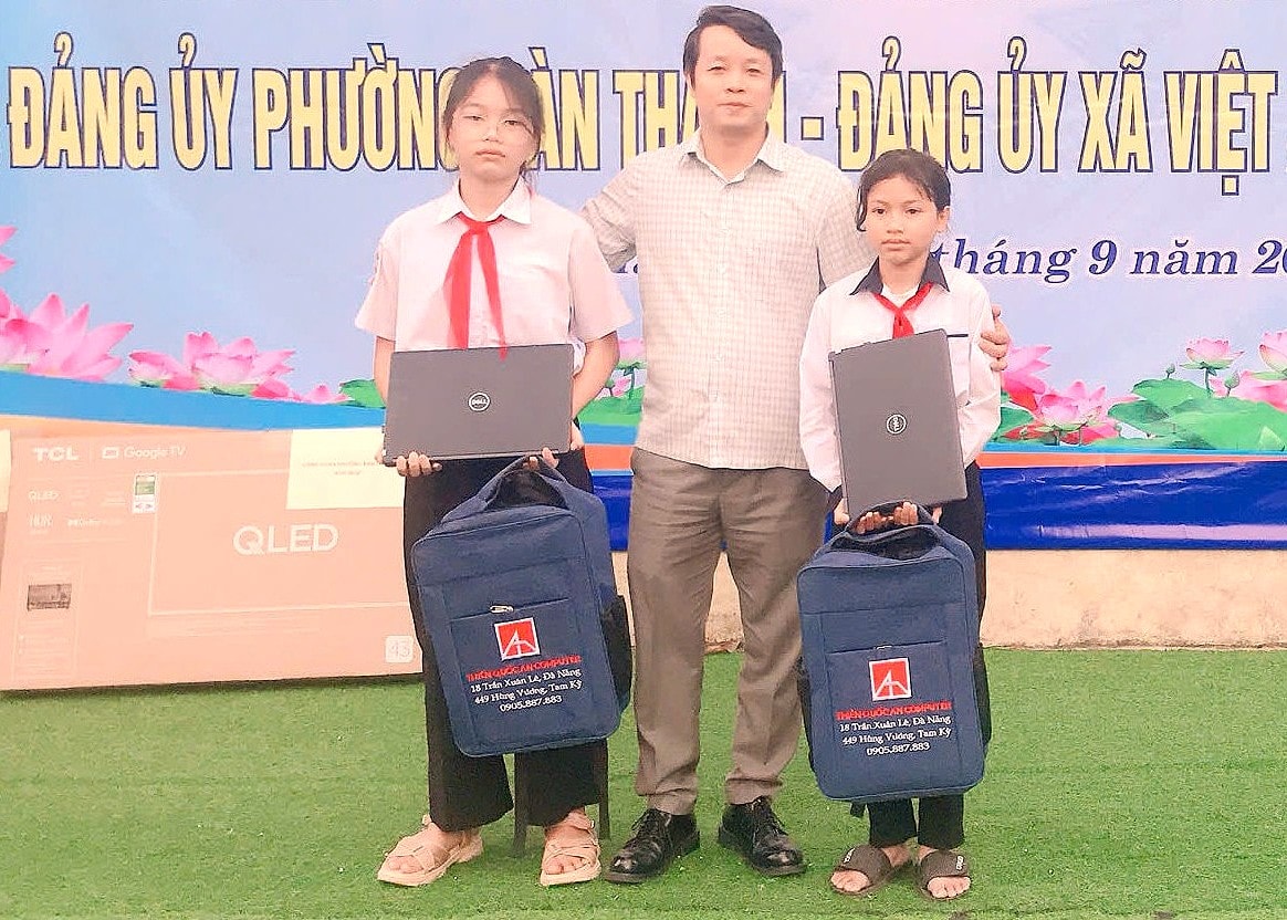 Từ sự đồng hành kết nối của thầy cô, dịp tết Trung thu vừa qua, em Nguyễn Thị Đang (lớp 7) và Nguyễn Thị Tuyết Vy (lớp 8) được đơn vị kết nghĩa tặng laptop để học tập. Ảnh: NGUYỄN BÌNH