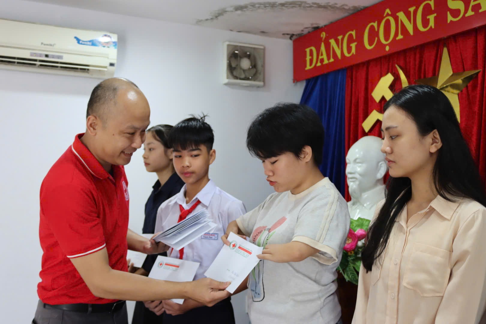 Ο κ. Nguyen Tien Lam απένειμε υποτροφίες στους φοιτητές.