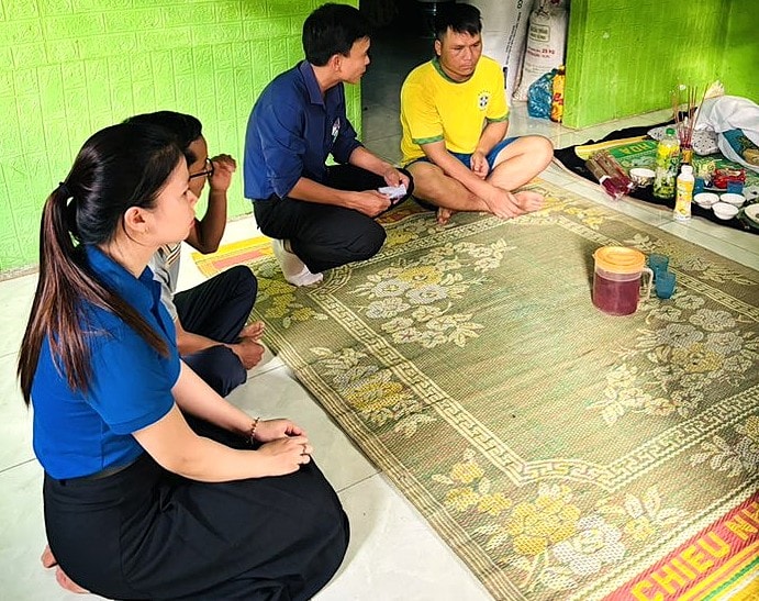 Đảng viên giáo viên Trường PTDTBT TH&THCS Võ Thị Sáu đến thăm, sẻ chia với học sinh khó khăn có mẹ mắc bệnh qua đời hồi cuối tháng 9. Ảnh: NGUYỄN BÌNH