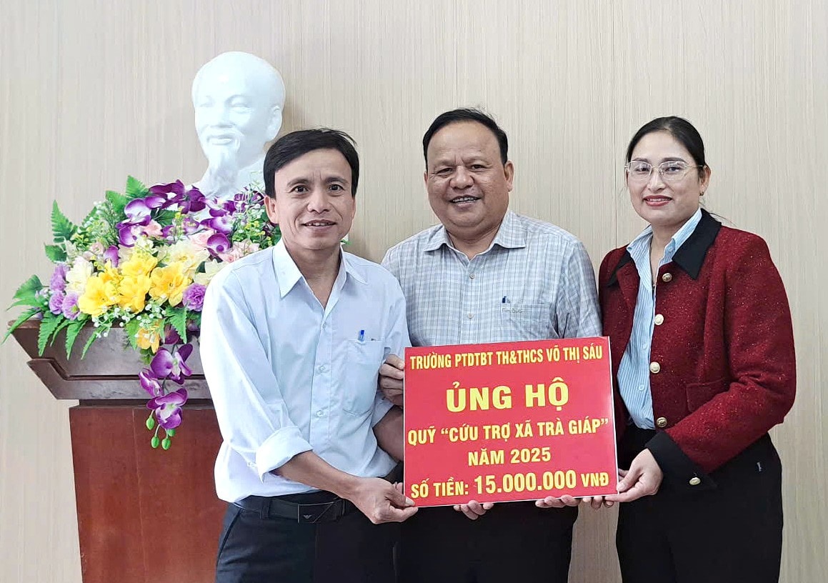 Thầy Phan Duy Biên (ngoài cùng bên trái) trao 15 triệu đồng do cán bộ, đảng viên Nhà trường ủng hộ Quỹ cứu trợ cho xã Trà Giáp vào ngày 14/11 vư. Ảnh: NGUYỄN BÌNH
