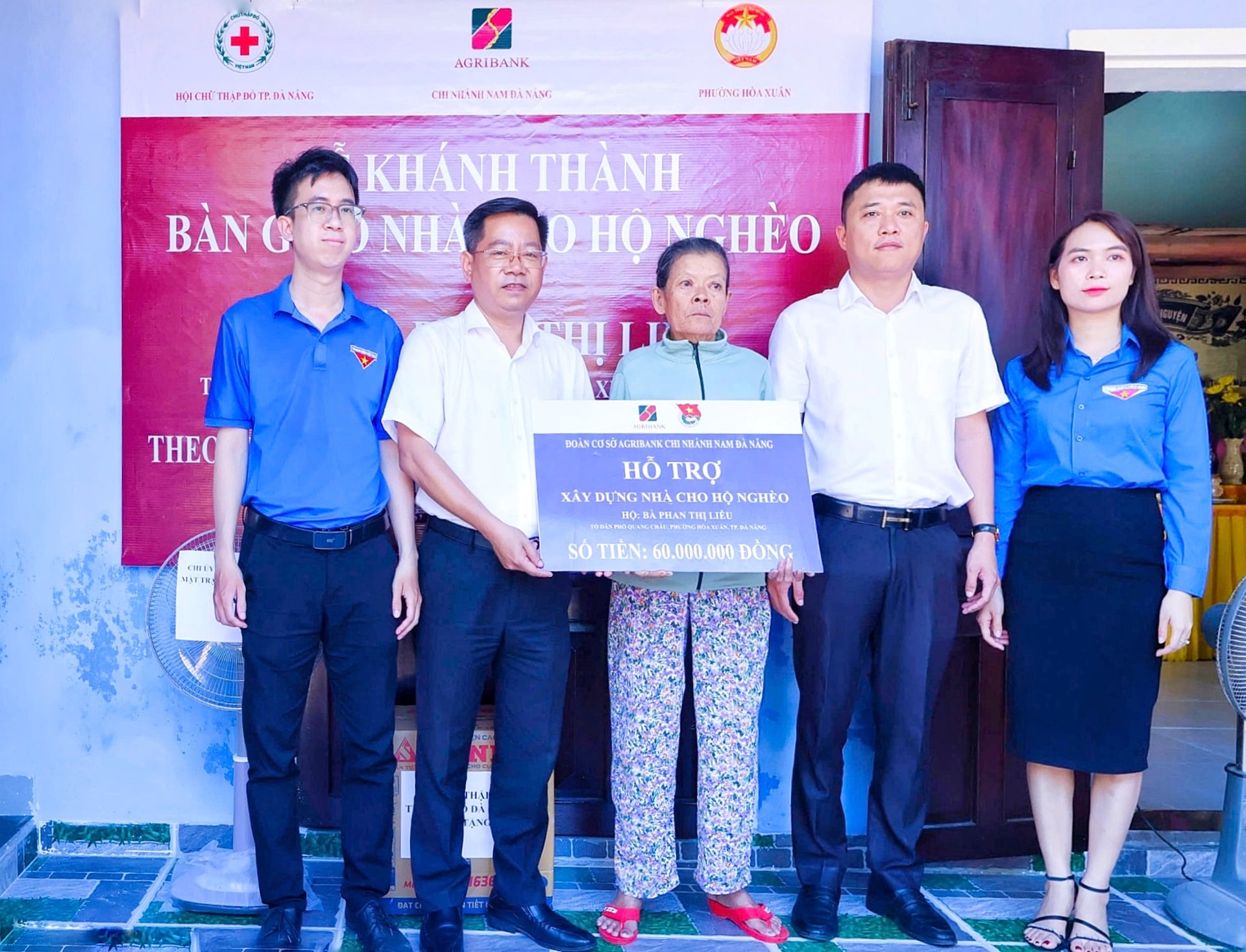 Liderii și sponsorii locali au oferit sprijin pentru construcția de case familiei sărace Phan Thi Lieu (grupul Quang Chau, secția Hoa Xuan). Fotografie: L.P.