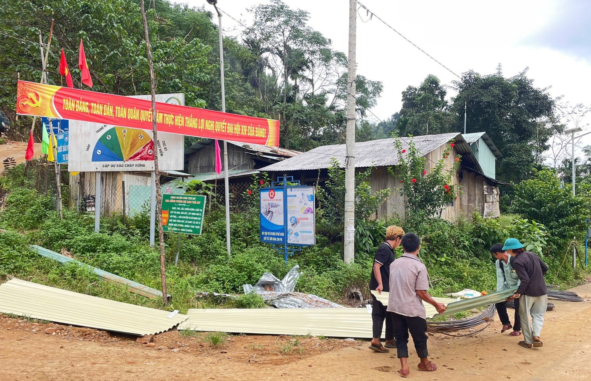 Comitetul Frontului Patriei Vietnam din comuna Tra Tap a distribuit tablă ondulată gospodăriilor pentru a repara daunele aduse locuințelor de furtuna nr. 13. Fotografie: Furnizată de localitate
