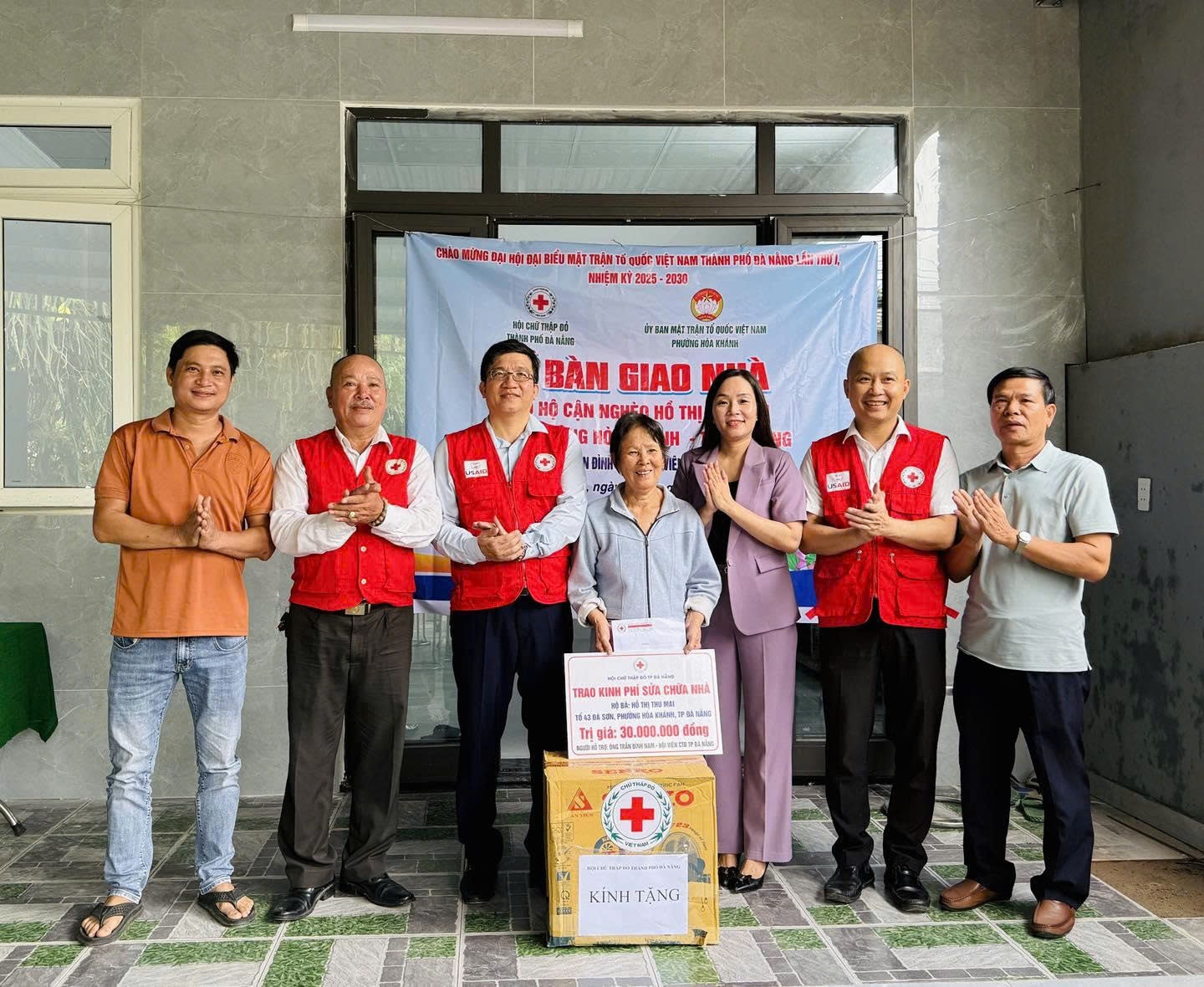 Liderii și binefăcătorii Crucii Roșii din oraș oferă o casă unei familii sărace. Fotografie: L.P.