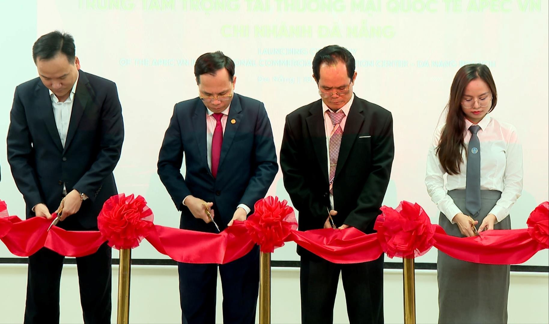 Para delegasi menghadiri upacara pemotongan pita untuk meresmikan Pusat Arbitrase Komersial Internasional APEC Vietnam - Cabang Da Nang. Foto: ANH QUAN