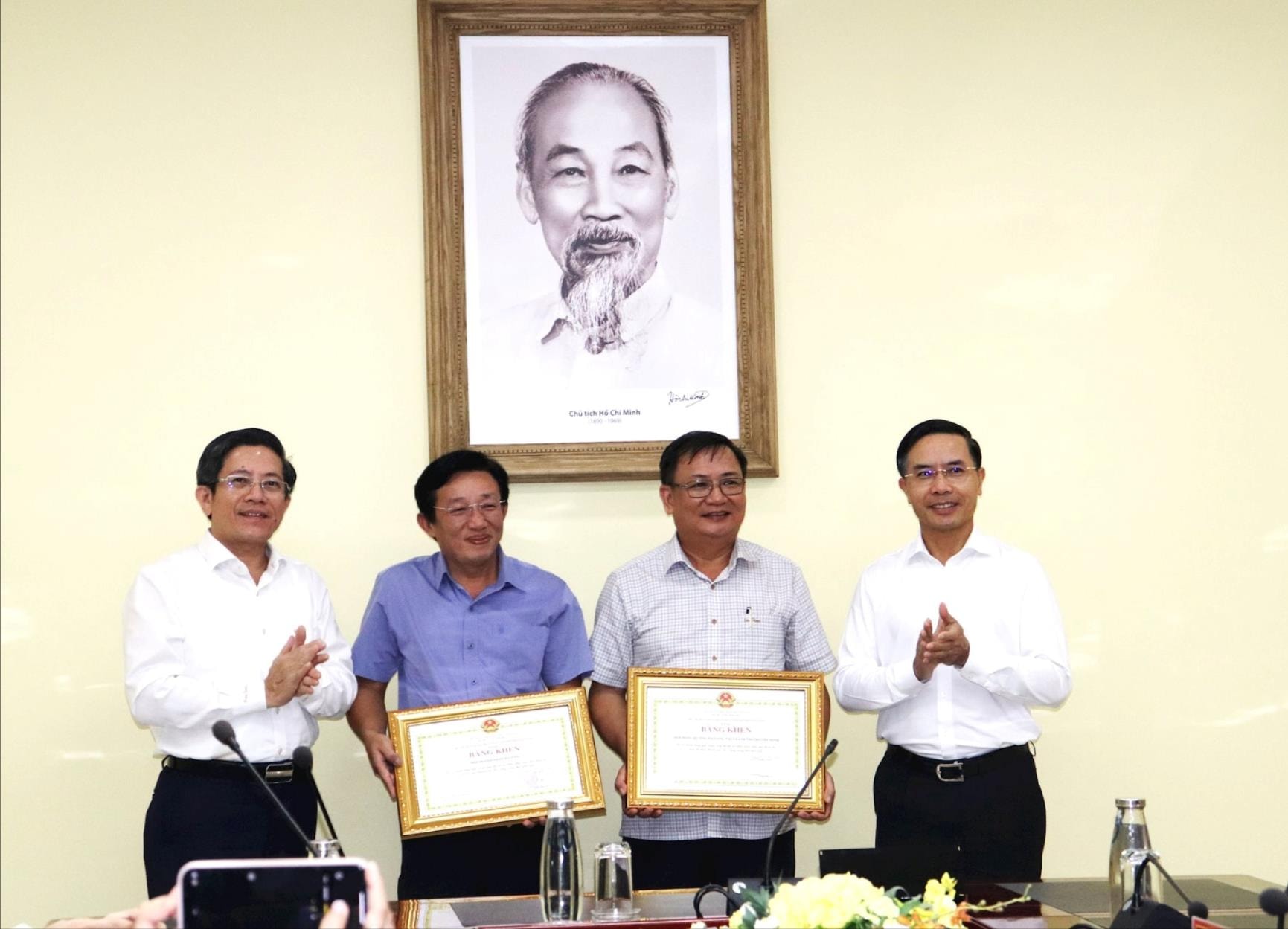 Chủ tịch UBND thành phố Đà Nẵng Phạm Đức Ấn (bên phải), Phó Chủ tịch UBND thành phố Trần Nam Hưng (bên trái) tặng bằng khen cho Hội Đồng hương Đà Nẵng tại Thành phố Hồ Chí Minh và Hội Doanh nhân Đà Nẵng tại Thành phố Hồ Chí Minh. Ảnh: NGỌC HÀ