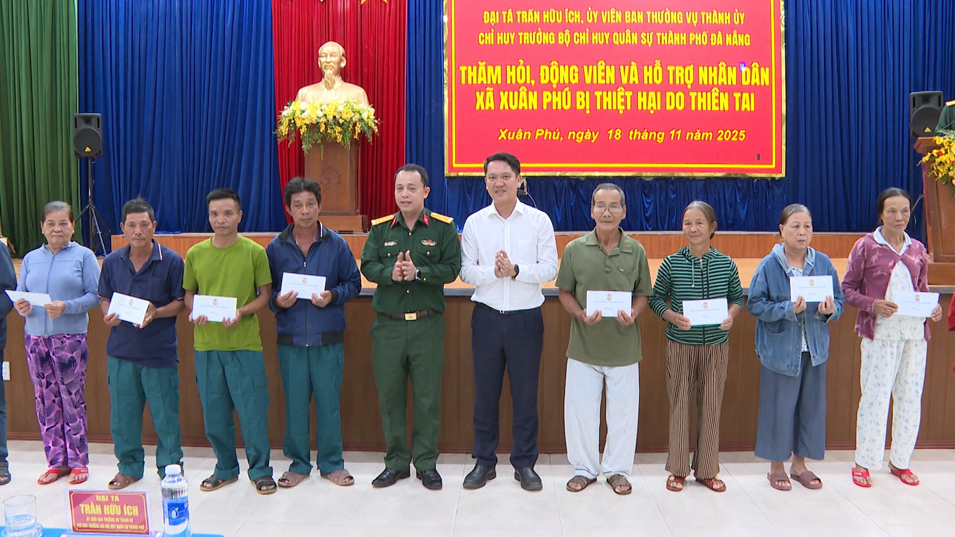 BO CHI HUY QUAN SU THANH PHO TANG QUA NGUONG DAN VUNG LU XA XUAN PHU.00_01_09_01.Still001