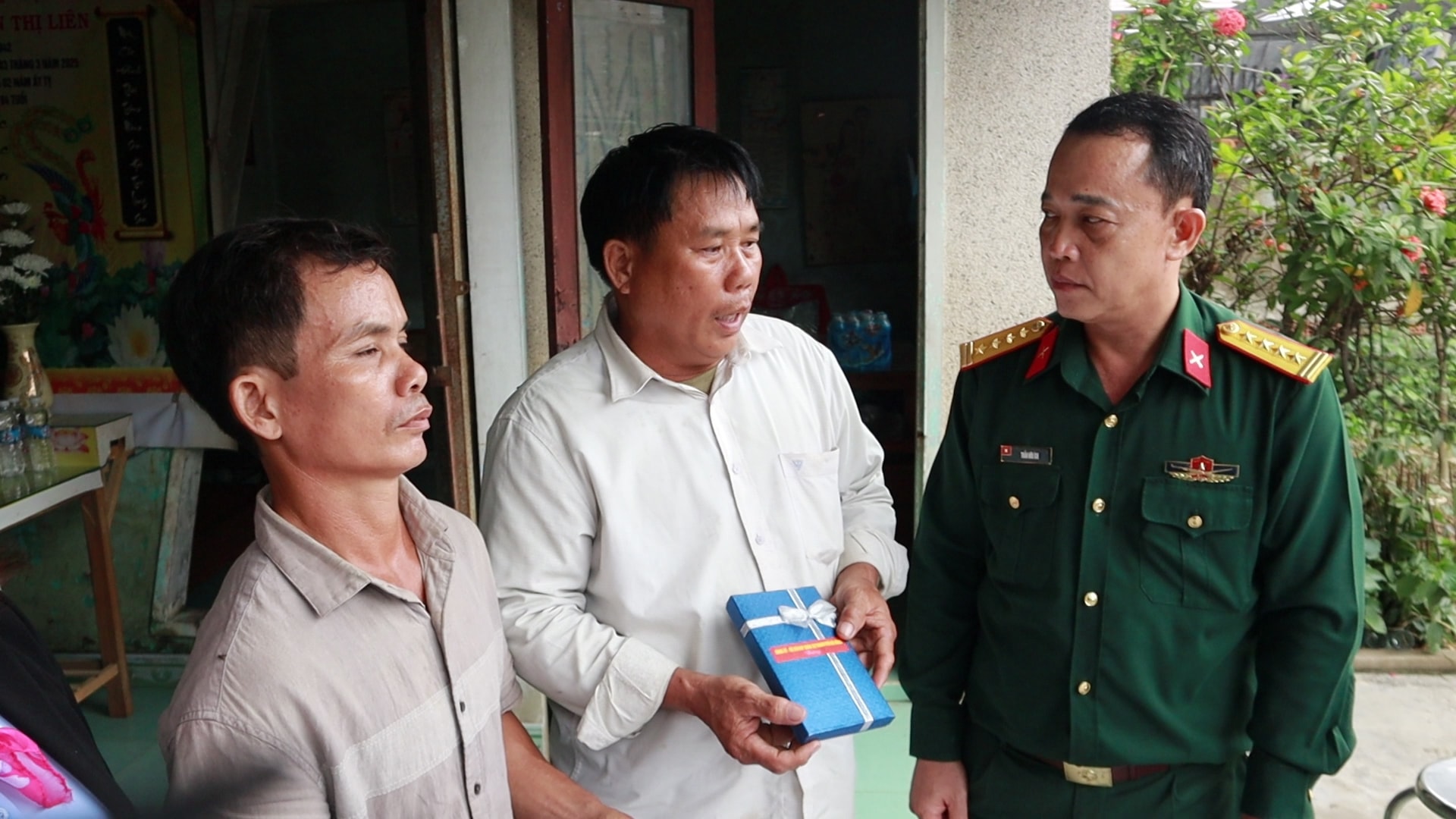 BO CHI HUY QUAN SU THANH PHO TANG QUA NGUONG DAN VUNG LU XA XUAN PHU.00_05_13_08.Still002